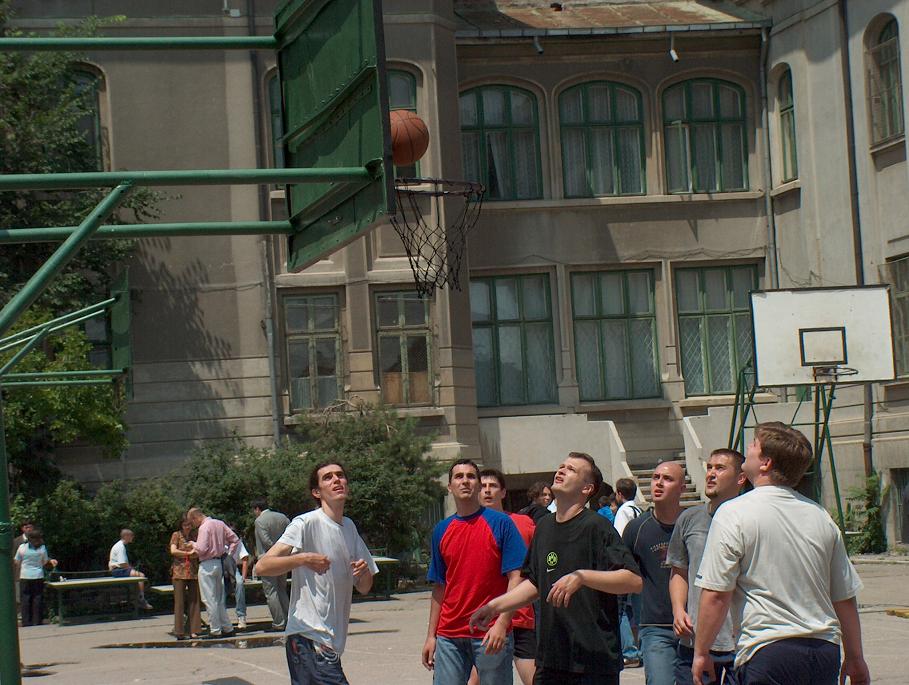 078 Intra... nu intra....JPG